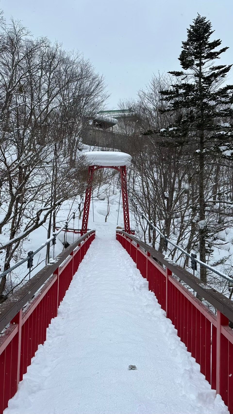 สะพานแดง Futamitsuri Bridge Jozankei Onsen (โจซังเค ออนเซน) หมู่บ้านออนเซน ใกล้ซัปโปโร