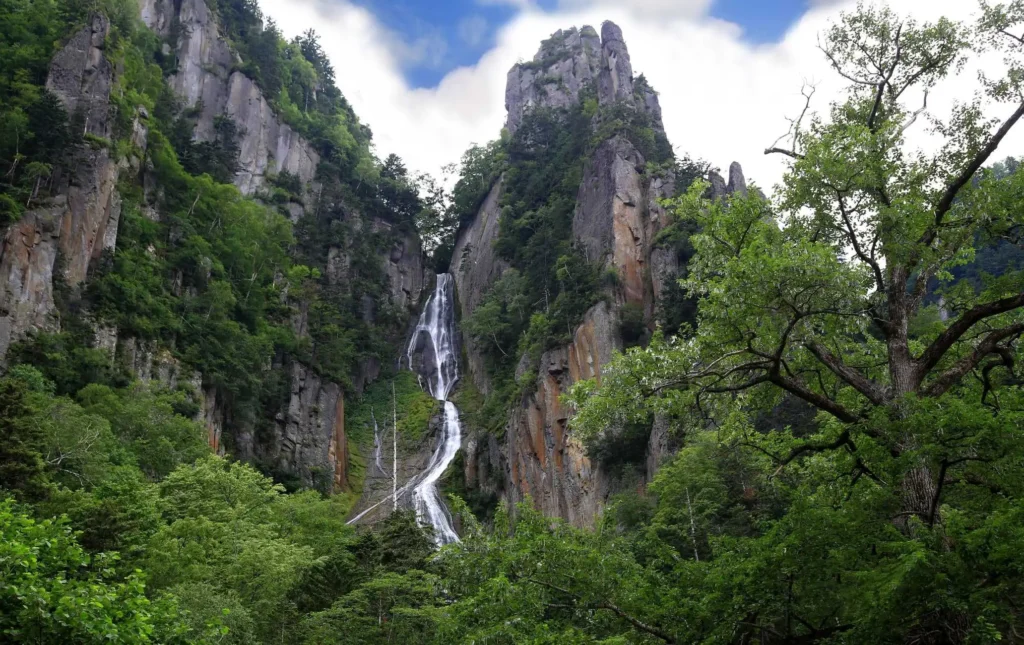 น้ำตกโซอุนเคียวกิงกะและน้ำตกริวเซย์ (Sounkyo Ginga & Ryusei waterfalls)