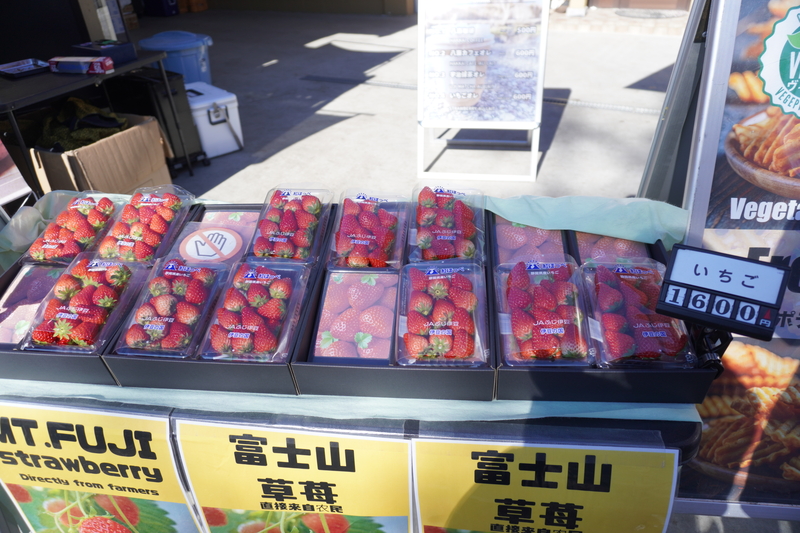 สตรอว์เบอร์รีสด และผลไม้ตามฤดูกาลจากร้านค้าของชาวบ้านในโอชิโนะฮักไก