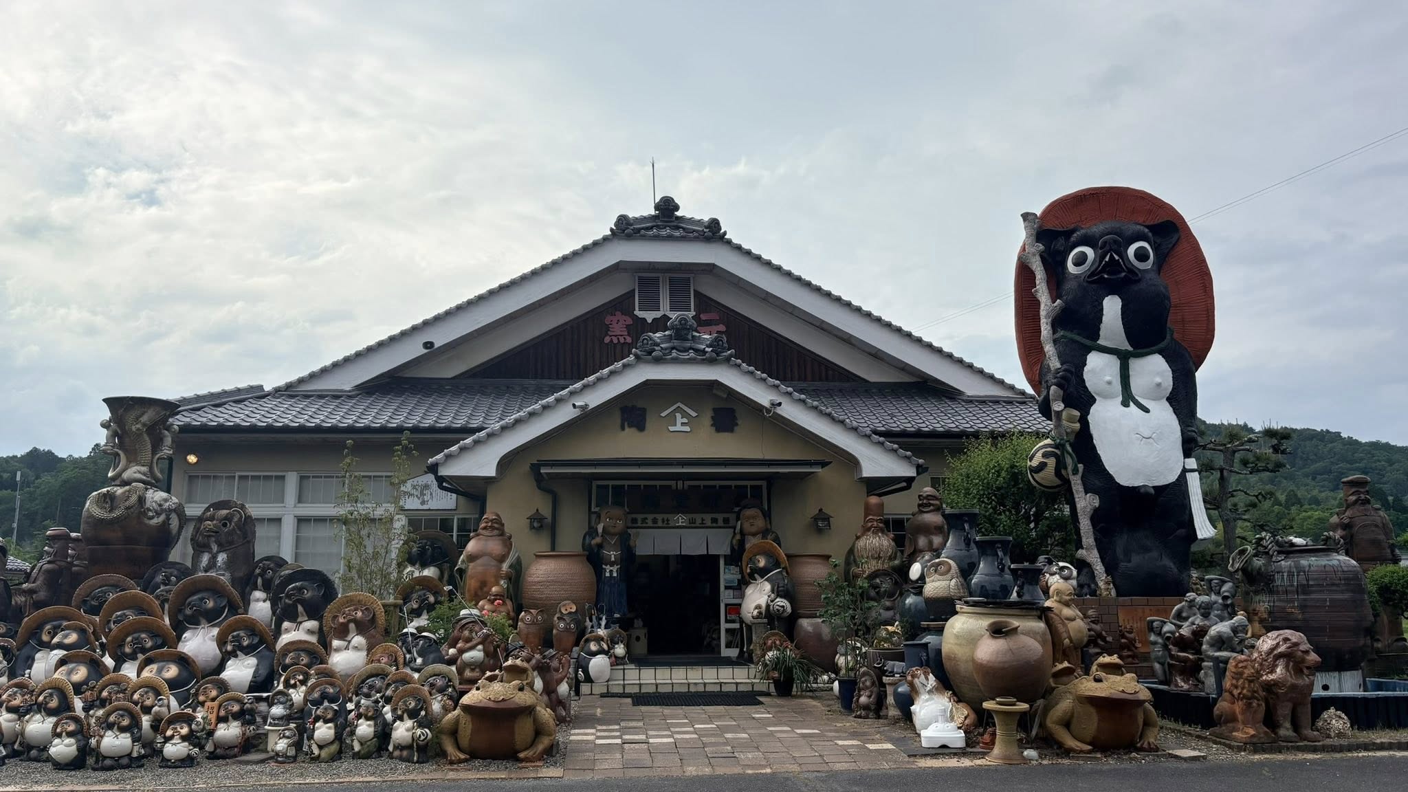 รูปปั้นทานุกิดินเผาที่เมืองชิการากิ (Shigaraki) จังหวัดชิกะ ประเทศญี่ปุ่น
