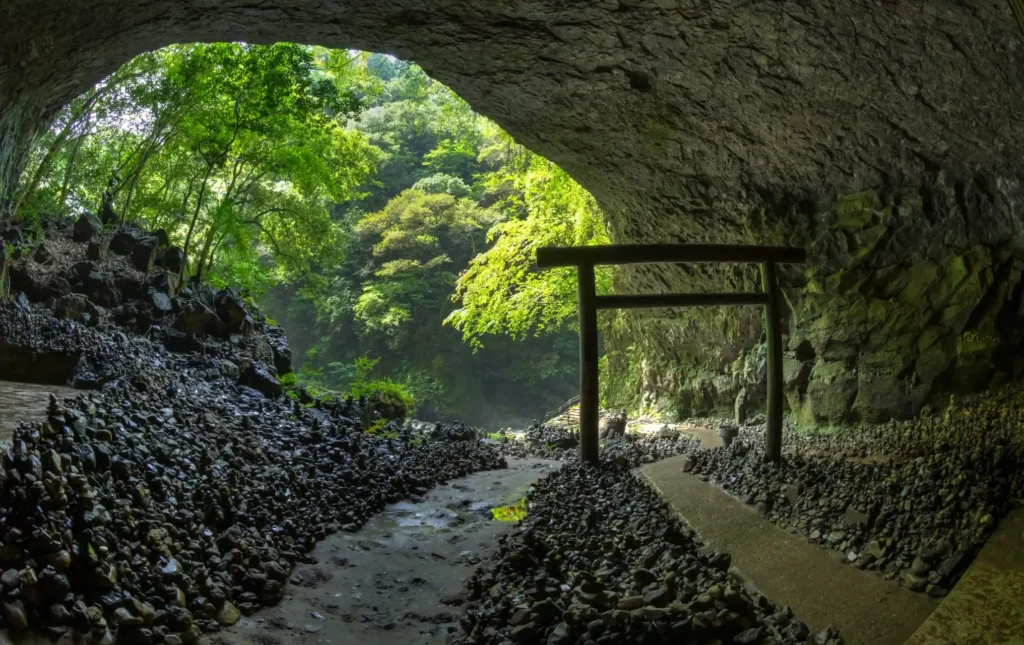 ศาลเจ้าอามาโนะอิวาโตะ (Amanoiwato Shrine)