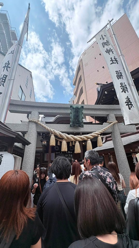 บรรยากาศบริเวณหน้าศาลเจ้าโคอะมิ (Koami Jinja) ในย่าน Nihonbashi โตเกียว