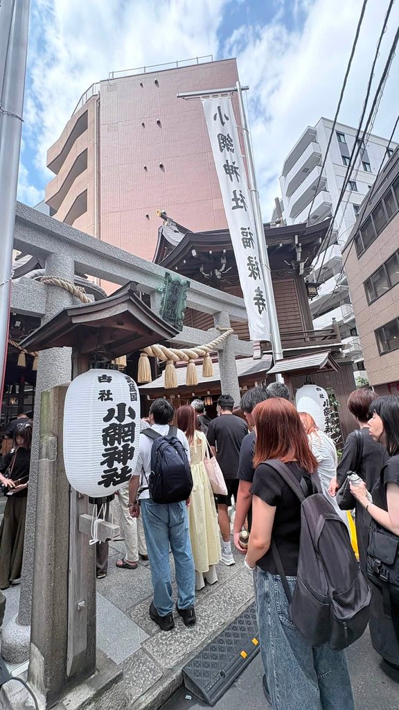 บรรยากาศด้านหน้าศาลเจ้าโคอะมิในย่าน Nihonbashi