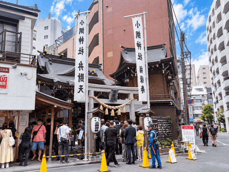 ศาลเจ้าโคอะมิ (Koami Jinja) ศาลเจ้าดังย่านโตเกียว ทำพิธีล้างเงิน ขอพรโชคลาภ ศาลเจ้าโคอะมิ, ศาลเจ้าล้างเงิน โตเกียว, ล้างเงินญี่ปุ่น, Koami Jinja Tokyo, ศาลเจ้าขอพรเรื่องเงิน, ศาลเจ้า Nihonbashi
