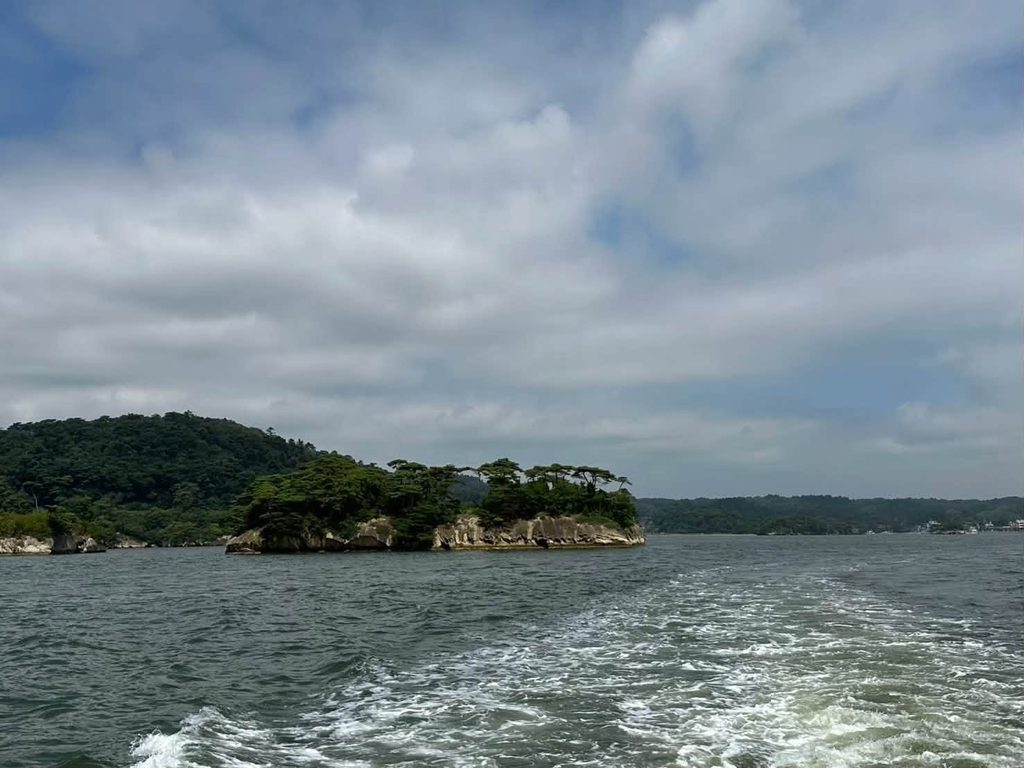 วิวหมู่เกาะและต้นสนที่เป็นเอกลักษณ์ของ Matsushima Bay