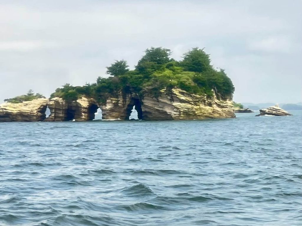 เกาะเล็ก ๆ และโขดหินกลาง Matsushima Bay