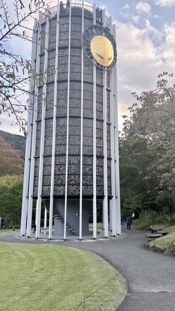 Hakone Open-Air Museum พิพิธภัณฑ์ศิลปะกลางแจ้ง ฮาโกเนะ Symphonic Sculpture หอคอยกระจกสีที่สามารถเดินขึ้นไปชมวิวด้านบน