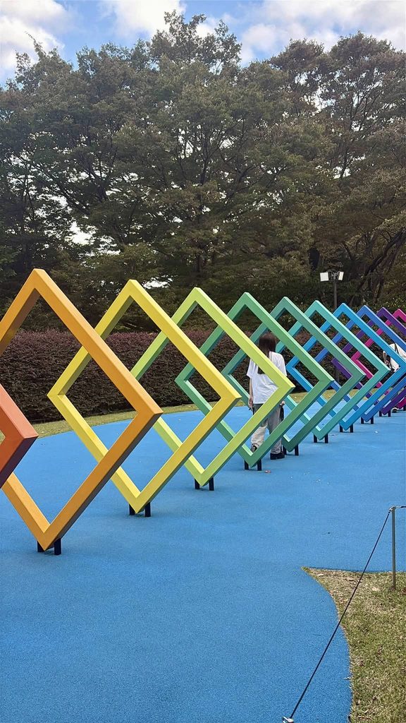 งานศิลปะกรอบสี่เหลี่ยมสีรุ้งเรียงต่อเนื่องกลางสวน