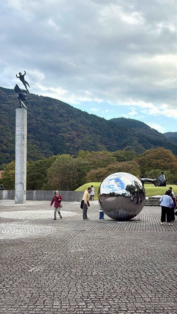 ประติมากรรมทรงกลมสะท้อนภาพผู้ชมและภูมิทัศน์รอบตัว Hakone Open-Air Museum พิพิธภัณฑ์ศิลปะกลางแจ้ง ฮาโกเนะ